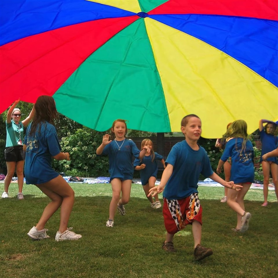 Copiii joacă parașută